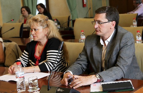 Jos� Luis S�nchez Teruel, nuevo presidente de la Comisi�n de Seguimiento y Control de la Financiaci�n de los Partidos Pol�ticos, junto a la diputada socialista Adela Segura