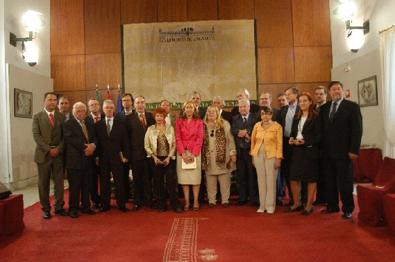 Los premiados, con la presidenta del Parlamento