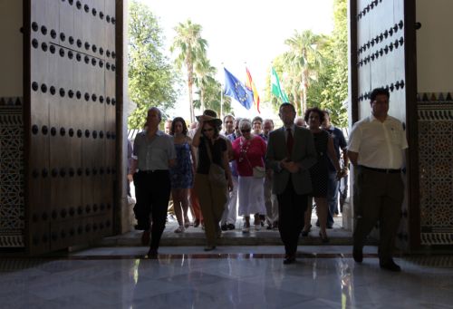 Momento en el que el primer grupo de visitantes accede al recinto parlamentario acompa�ado del presidente, Manuel Gracia, y la vicepresidenta, Teresa Jim�nez