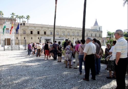 Aspecto que presentaba la entrada al Parlamento al inicio de la Jornada de Puertas Abiertas con motivo del XXX Aniversario de la instituci�n