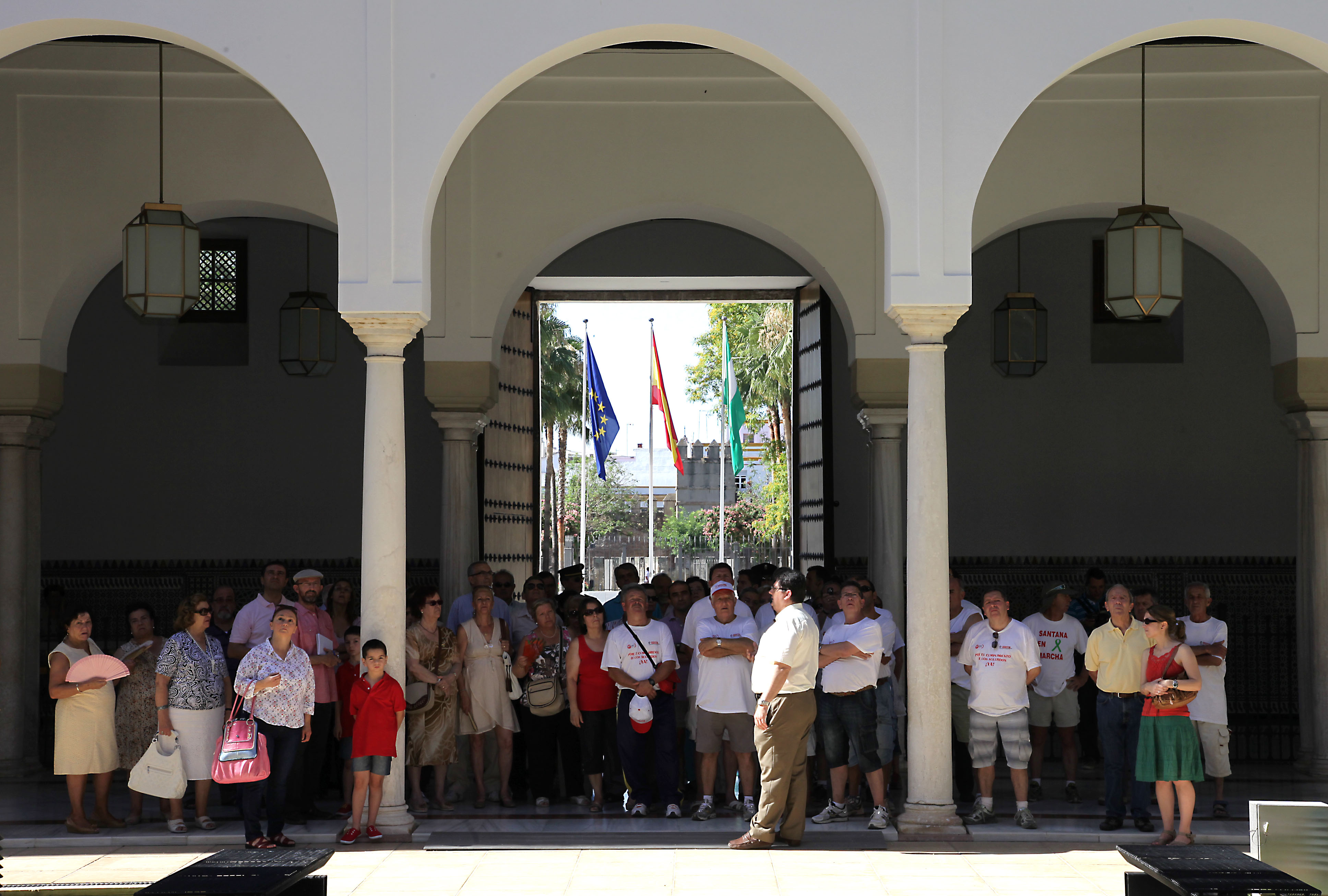 Un grupo de visitantes atiende a las explicaciones durante la visita