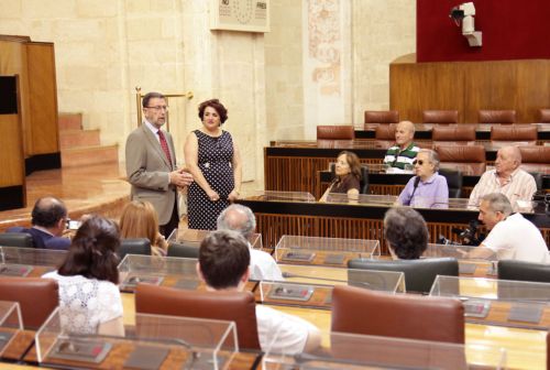 Manuel Gracia y Teresa Jim�nez explican el funcionamiento del sal�n de plenos a los ciudadanos que visitan el Parlamento