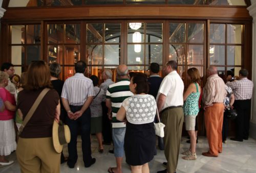 Un grupo de ciudadanos contempla la biblioteca del Parlamento durante el recorrido de la visita en la Jornada de Puertas Abiertas con motivo del XXX Aniversario del Parlamento