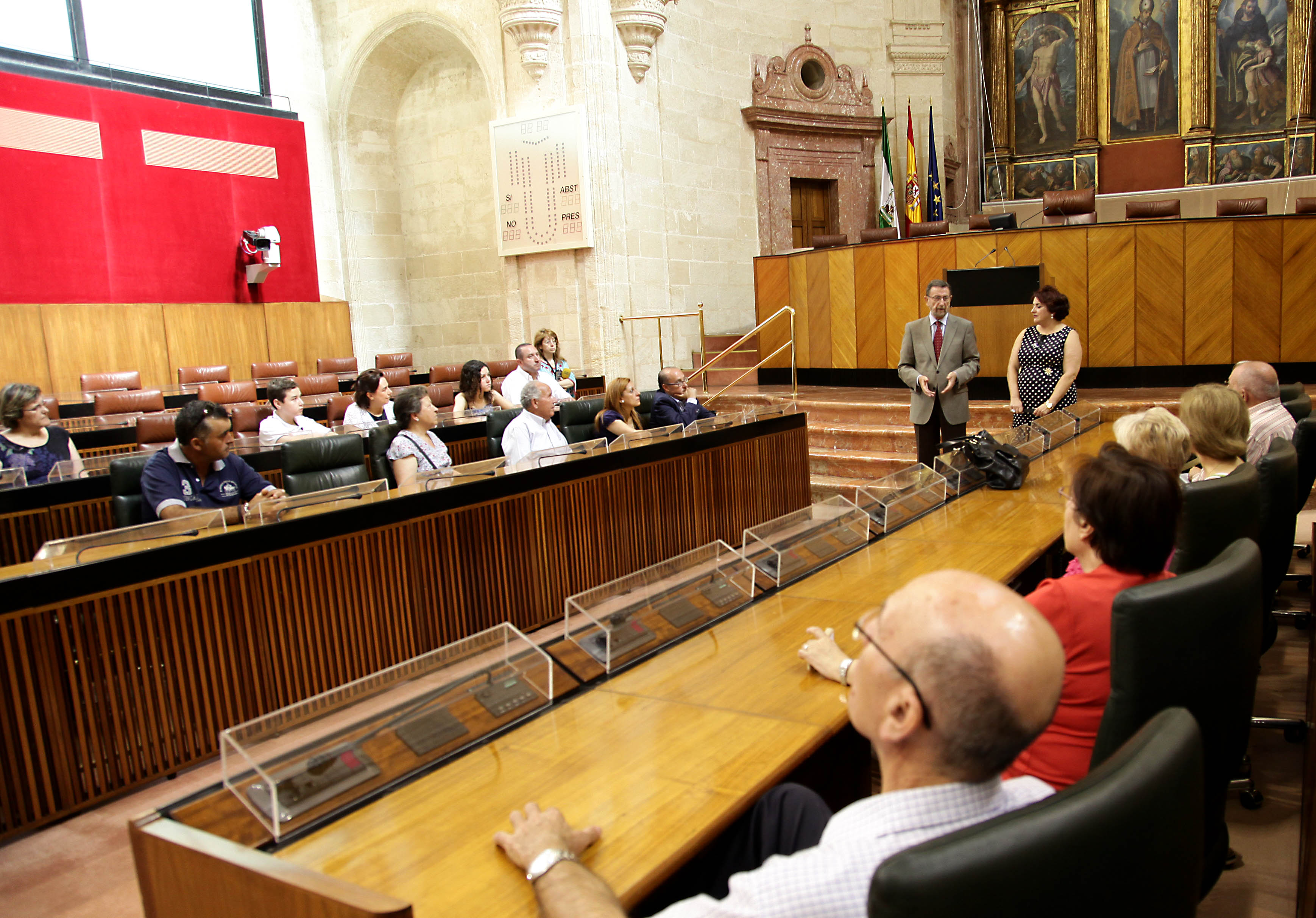 Los ciudadanos toman asiento en los esca�os del sal�n de plenos en la Jornada de Puertas Abiertas