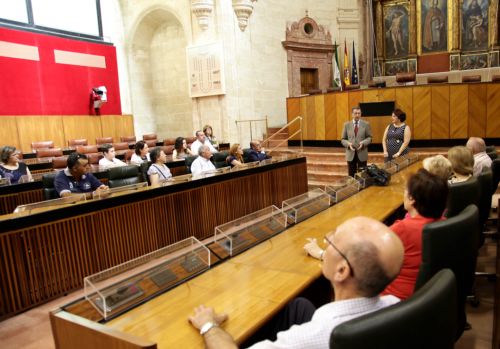 Los ciudadanos toman asiento en los esca�os del sal�n de plenos en la Jornada de Puertas Abiertas