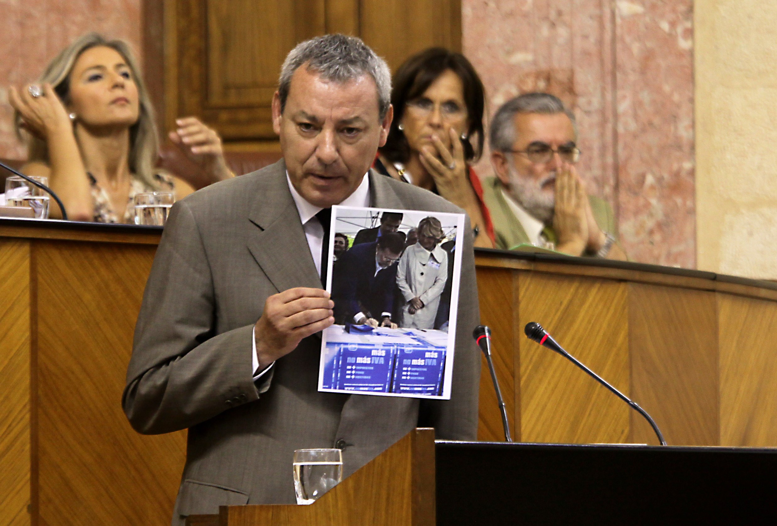 �lvarez de la Chica, nuevo portavoz del Grupo Socialista, muestra una foto de Rajoy firmando en contra de la subida del IVA