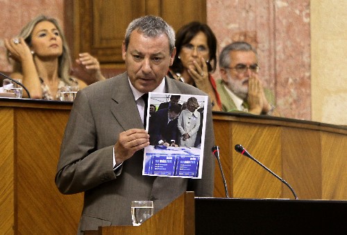 �lvarez de la Chica, nuevo portavoz del Grupo Socialista, muestra una foto de Rajoy firmando en contra de la subida del IVA