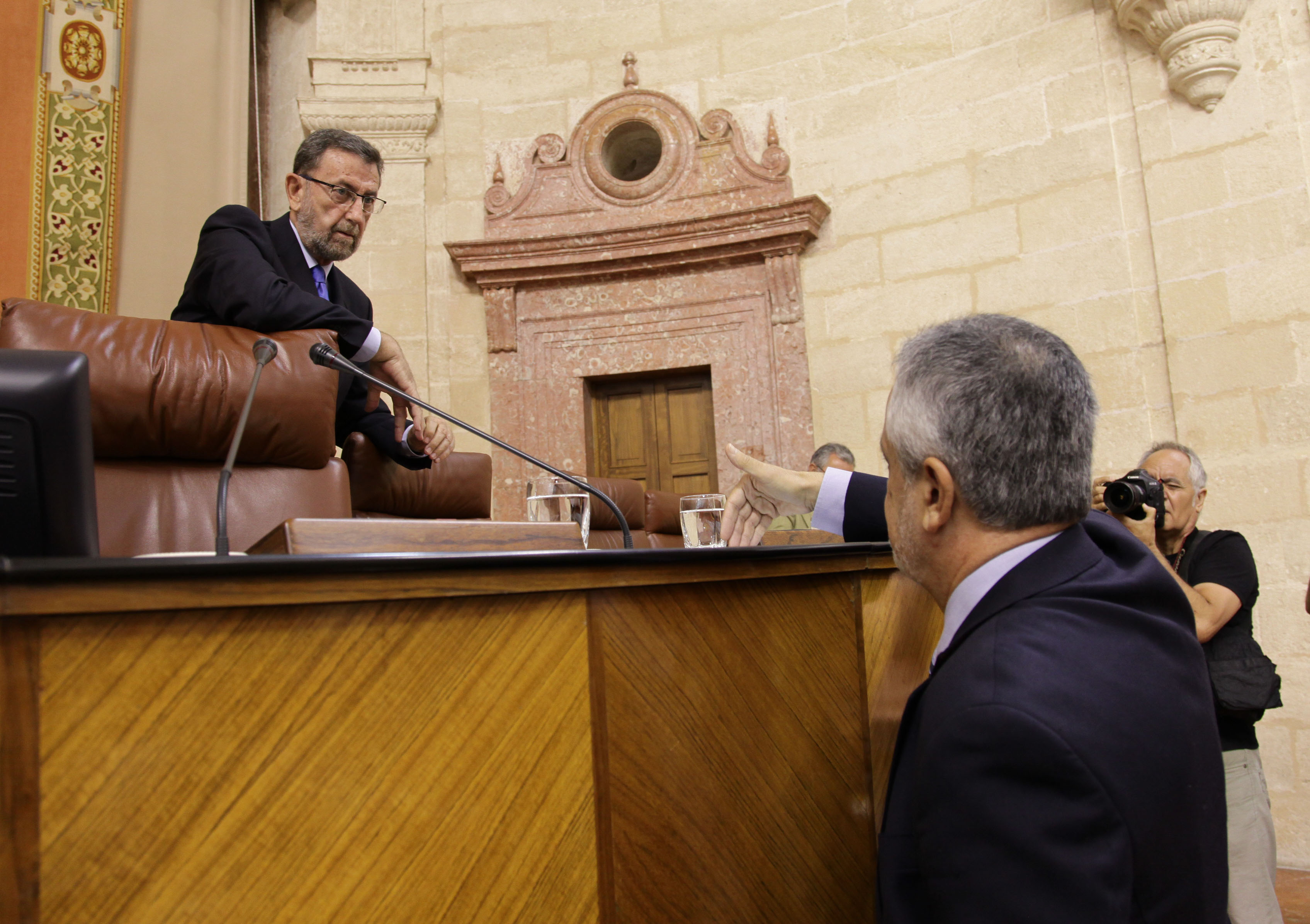 Los presidentes de la Junta y del Parlamento conversan antes del comienzo de la sesi�n plenaria