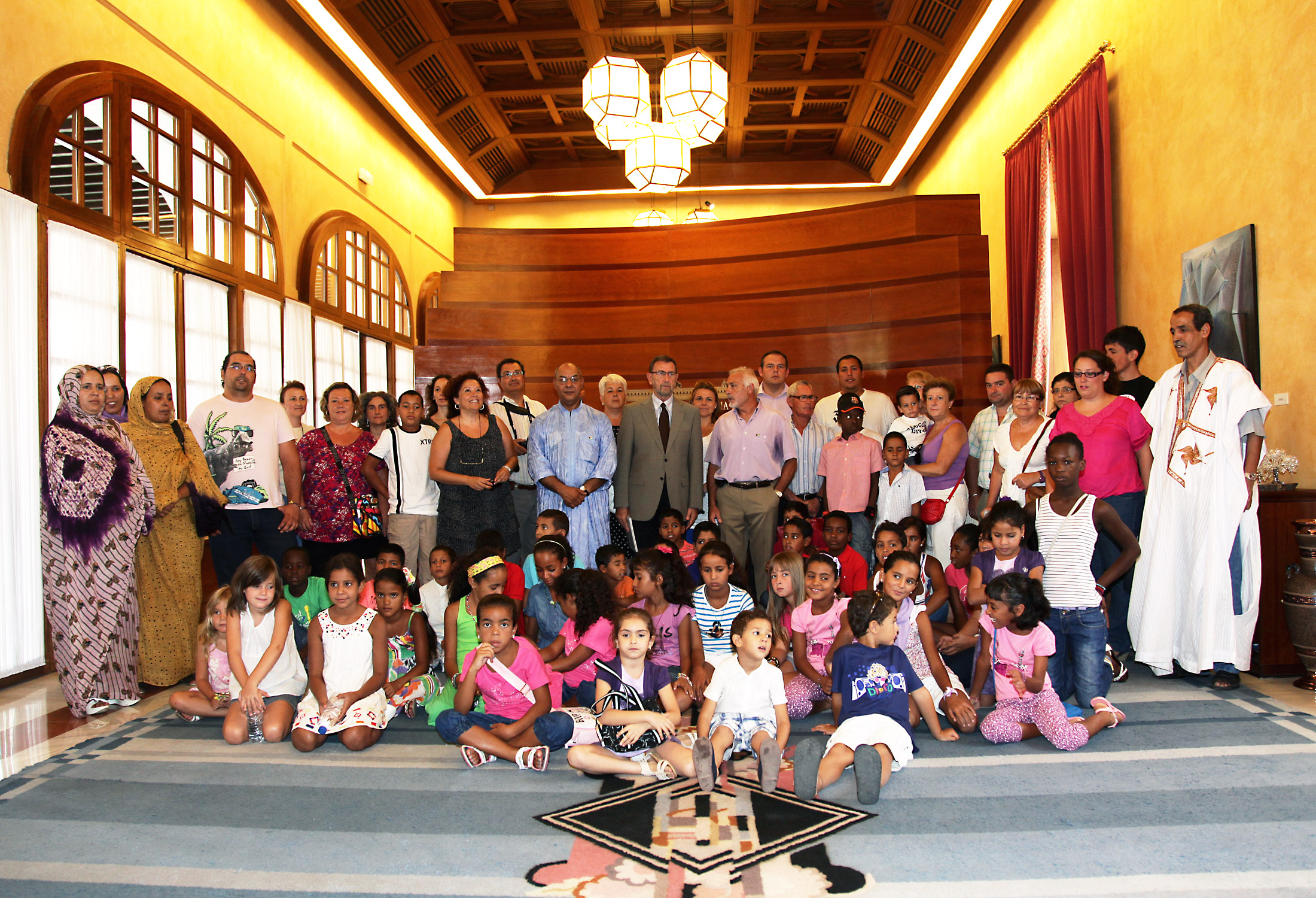 El presidente del Parlamento, Manuel Gracia, recibe en el Sal�n de Protocolo la visita de un grupo de ni�os saharauis y a sus familias de acogida