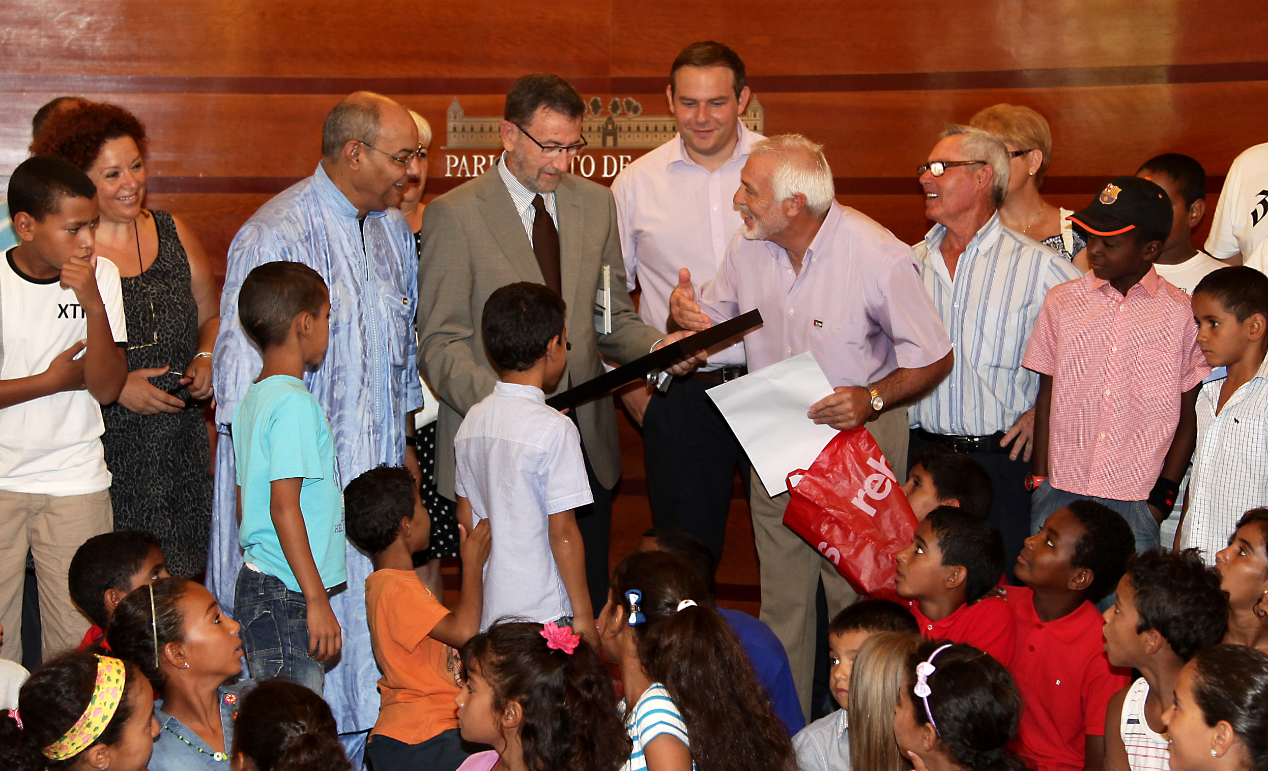Manuel Gracia recibe unos obsequios de los ni�os saharauis y sus familias