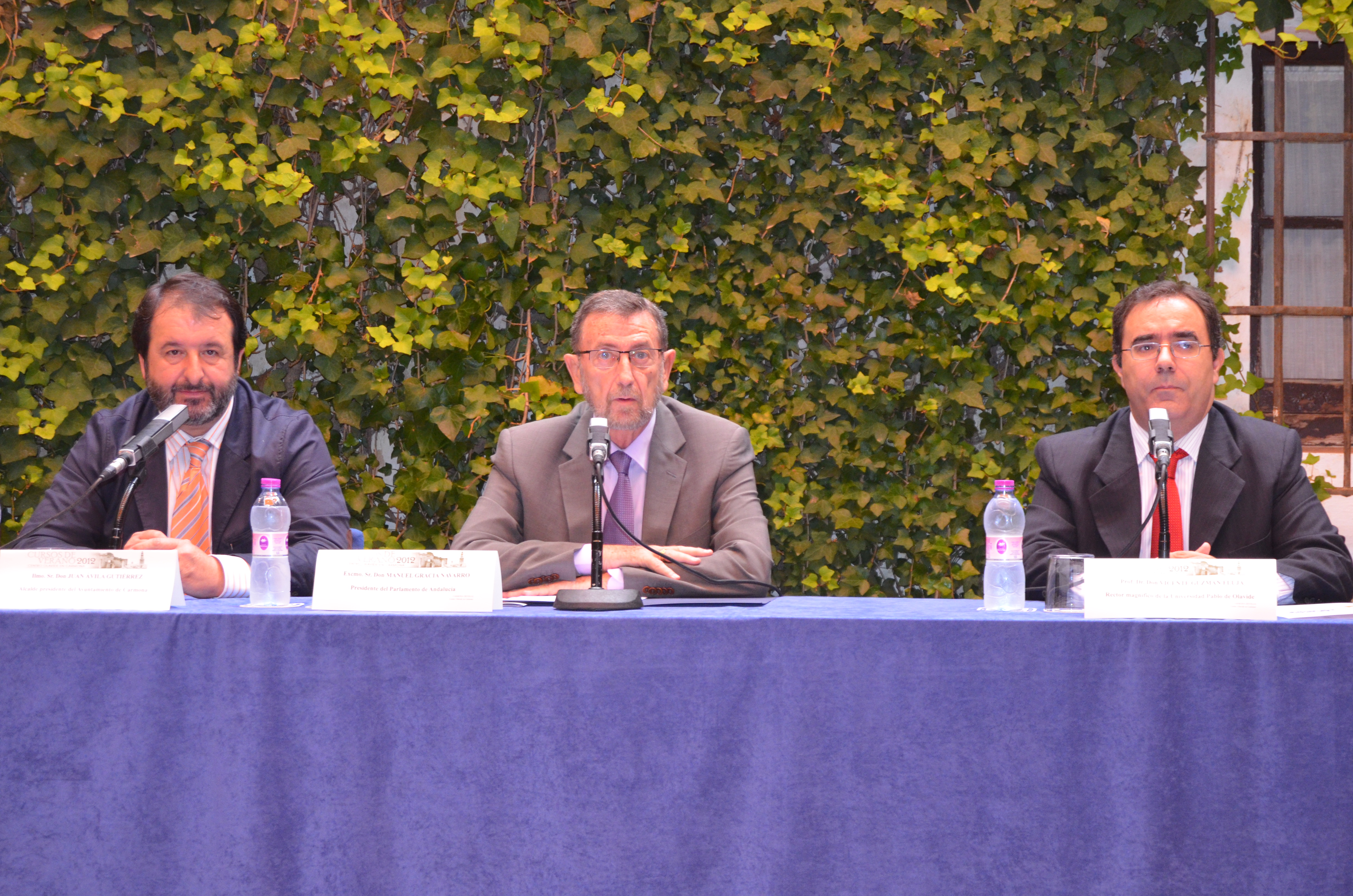 Mesa presidencial del acto de clausura de la X edici�n de los  Cursos de Verano de la Universidad Pablo de Olavide en Carmona 