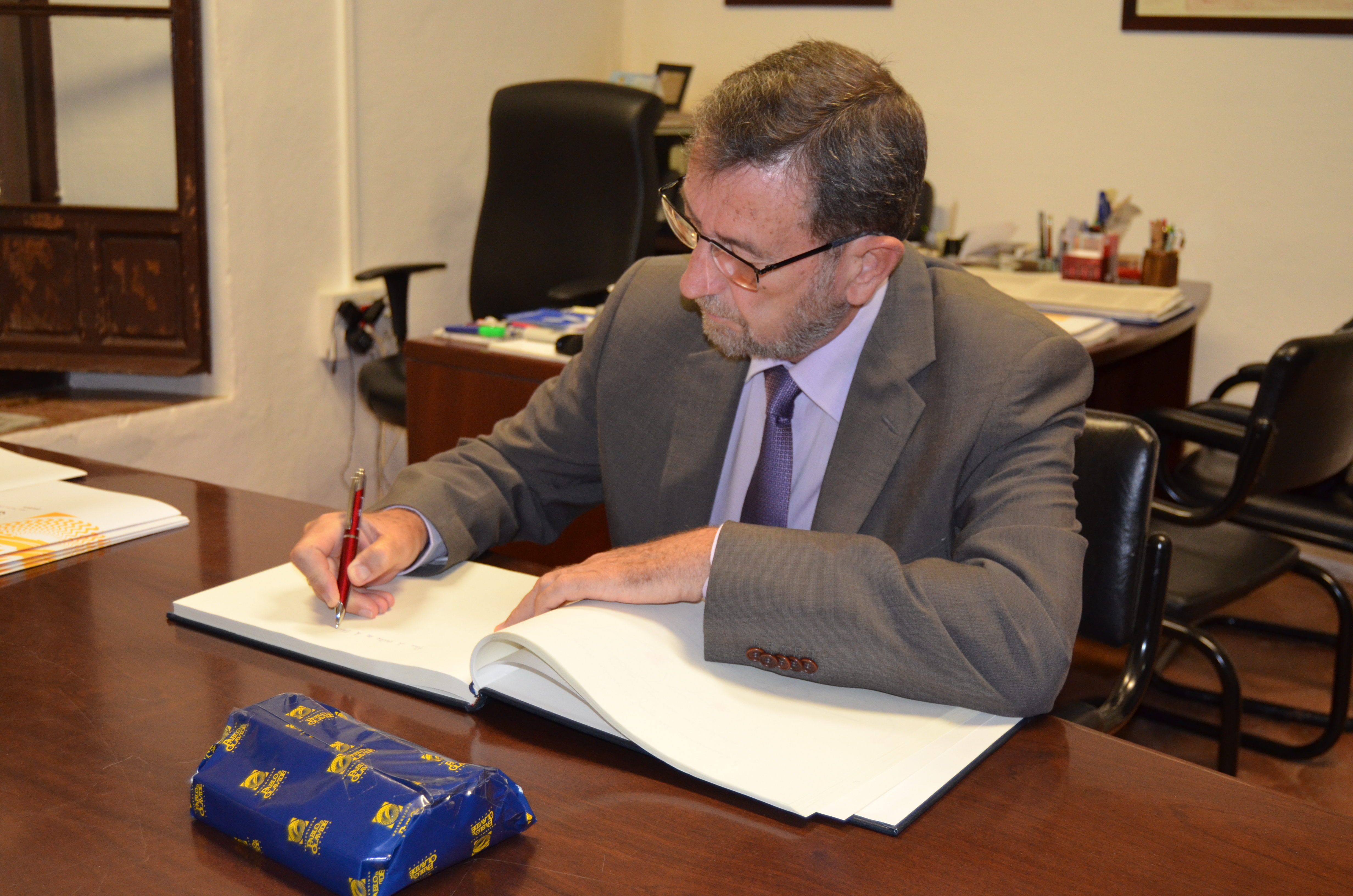 El presidente del Parlamento, Manuel Gracia, firma en el libro de honor de la UPO en Carmona