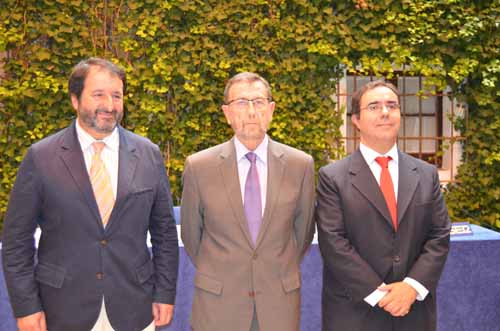 Juan �vila, alcalde de Carmona, Manuel Gracia, presidente del Parlamento y Vicente Guzm�n, rector de la Olavide, en un momento del acto de clausura
