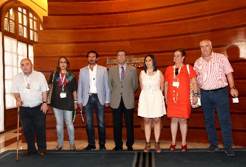 Manuel Gracia, con los miembros de la Plataforma de Organizaciones Sociales de Andaluc�a 'Compromiso Social para el Progreso' 