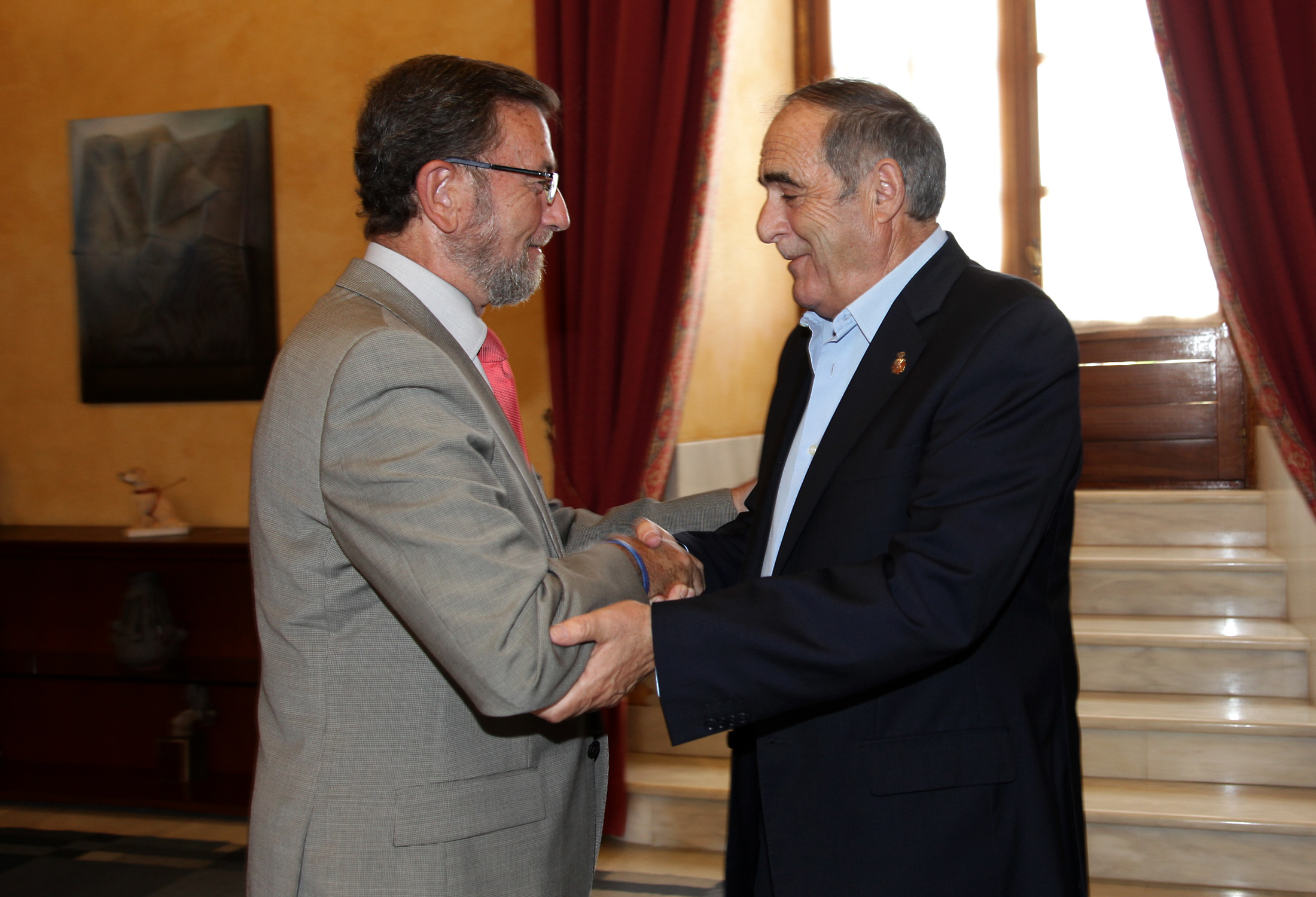 El presidente del Parlamento, Manuel Gracia, saluda al presidente de la Asociaci�n Andaluza de V�ctimas del Terrorismo, Joaqu�n Vidal