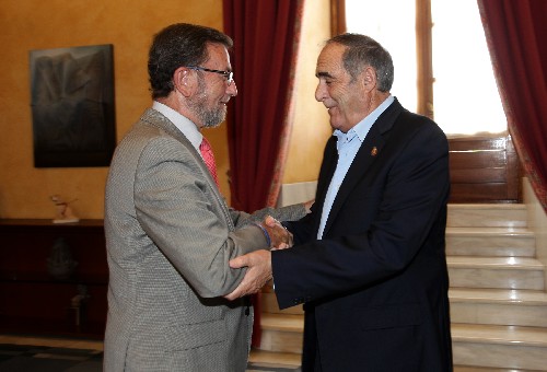 El presidente del Parlamento, Manuel Gracia, saluda al presidente de la Asociaci�n Andaluza de V�ctimas del Terrorismo, Joaqu�n Vidal