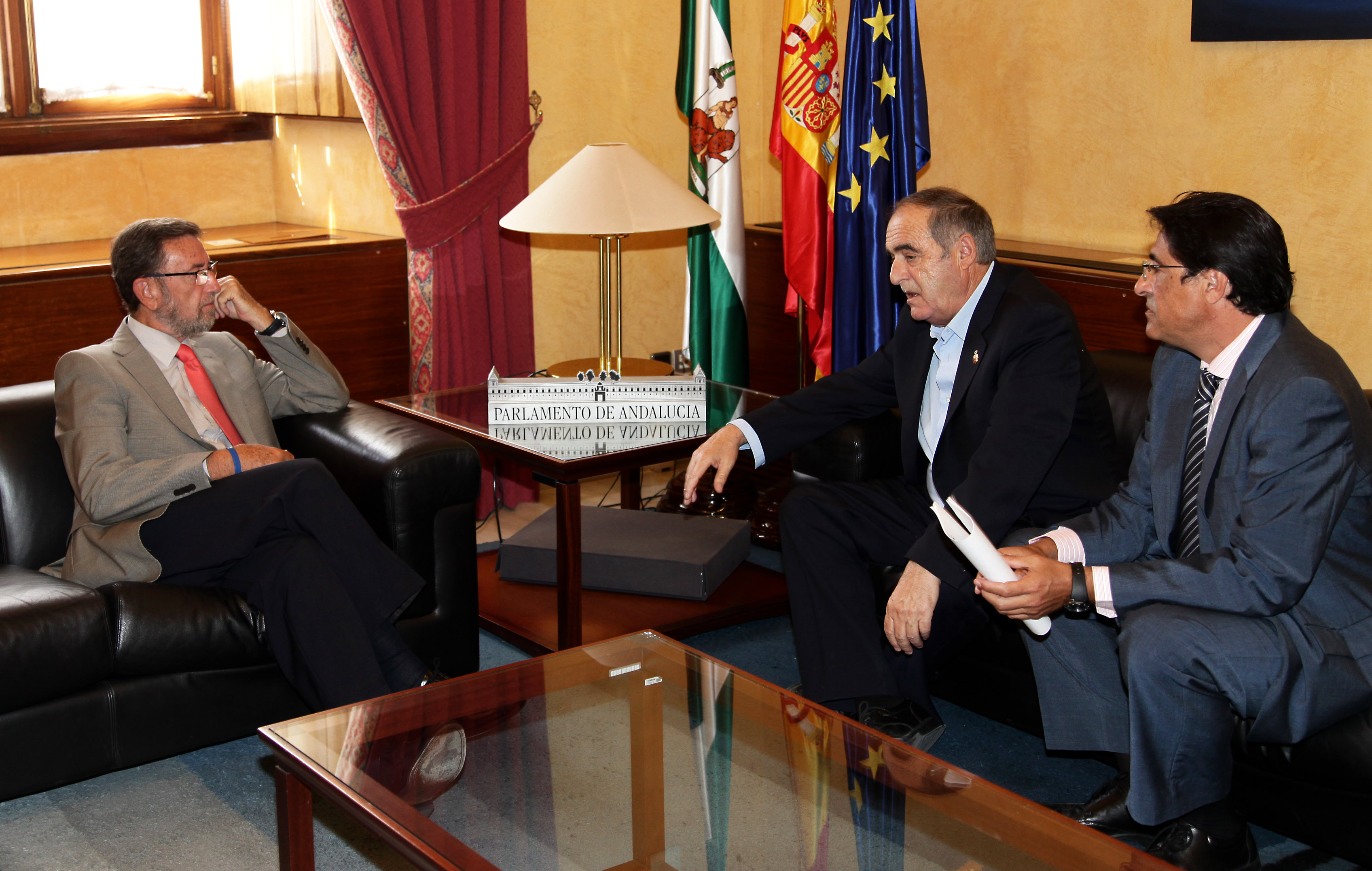 Manuel Gracia conversa con el presidente de la AAVT y el resposable de su �rea jur�dica