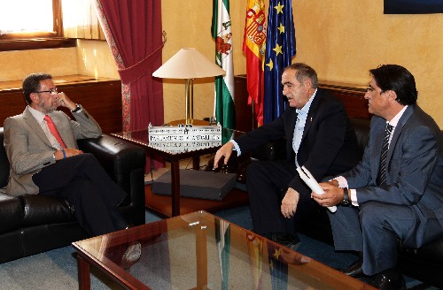 Manuel Gracia conversa con el presidente de la AAVT y el resposable de su �rea jur�dica