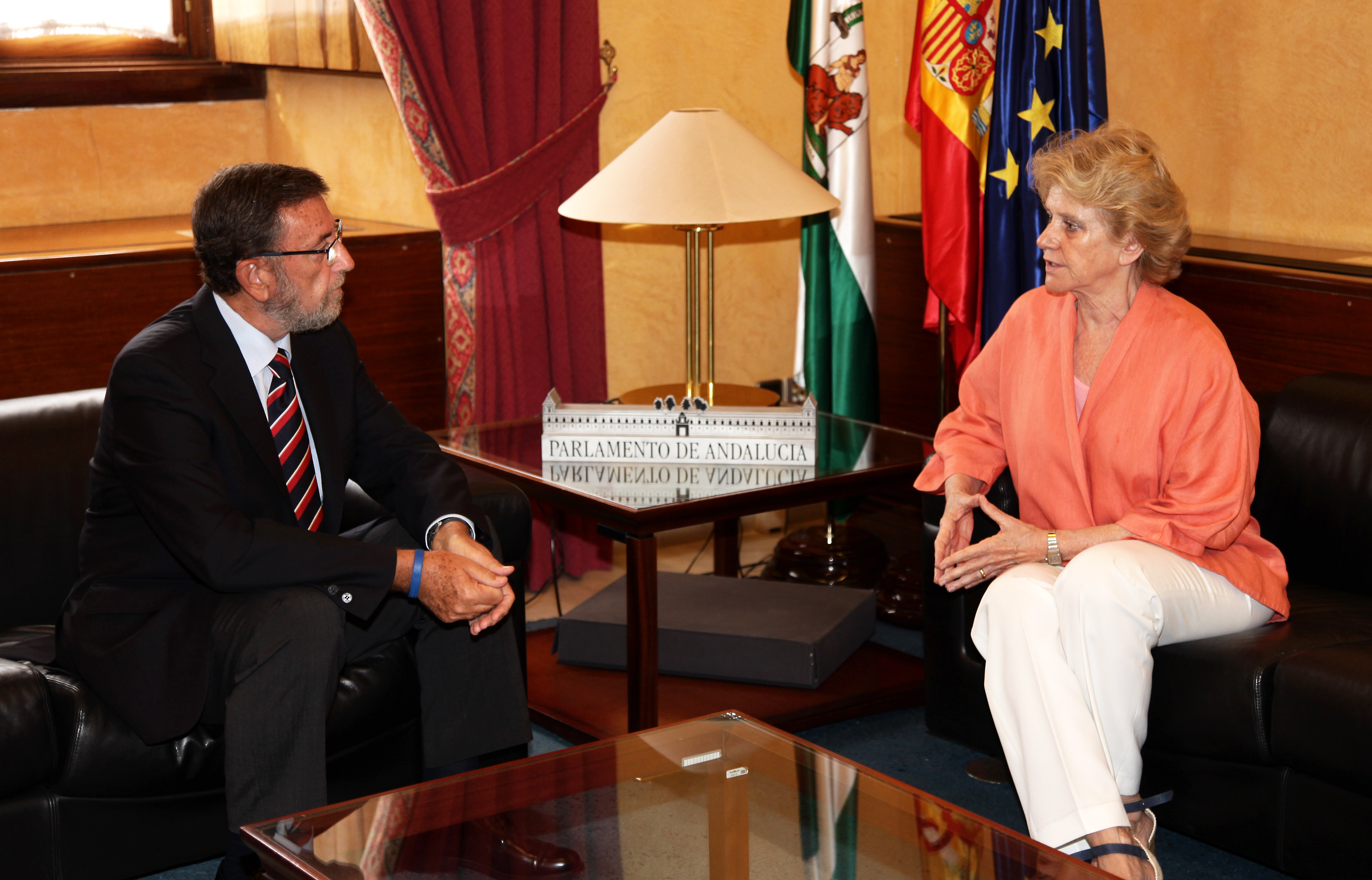El presidente del Parlamento, Manuel Gracia, conversa con la Defensora del Pueblo, Soledad Becerril, que hoy visit� la C�mara andaluza