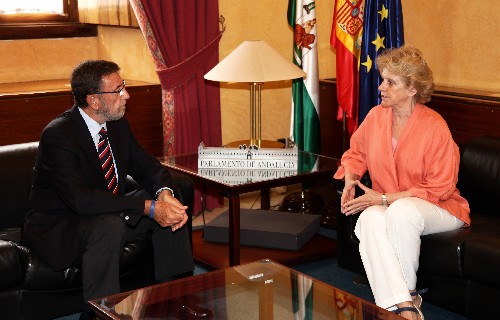 El presidente del Parlamento, Manuel Gracia, conversa con la Defensora del Pueblo, Soledad Becerril, que hoy visit� la C�mara andaluza