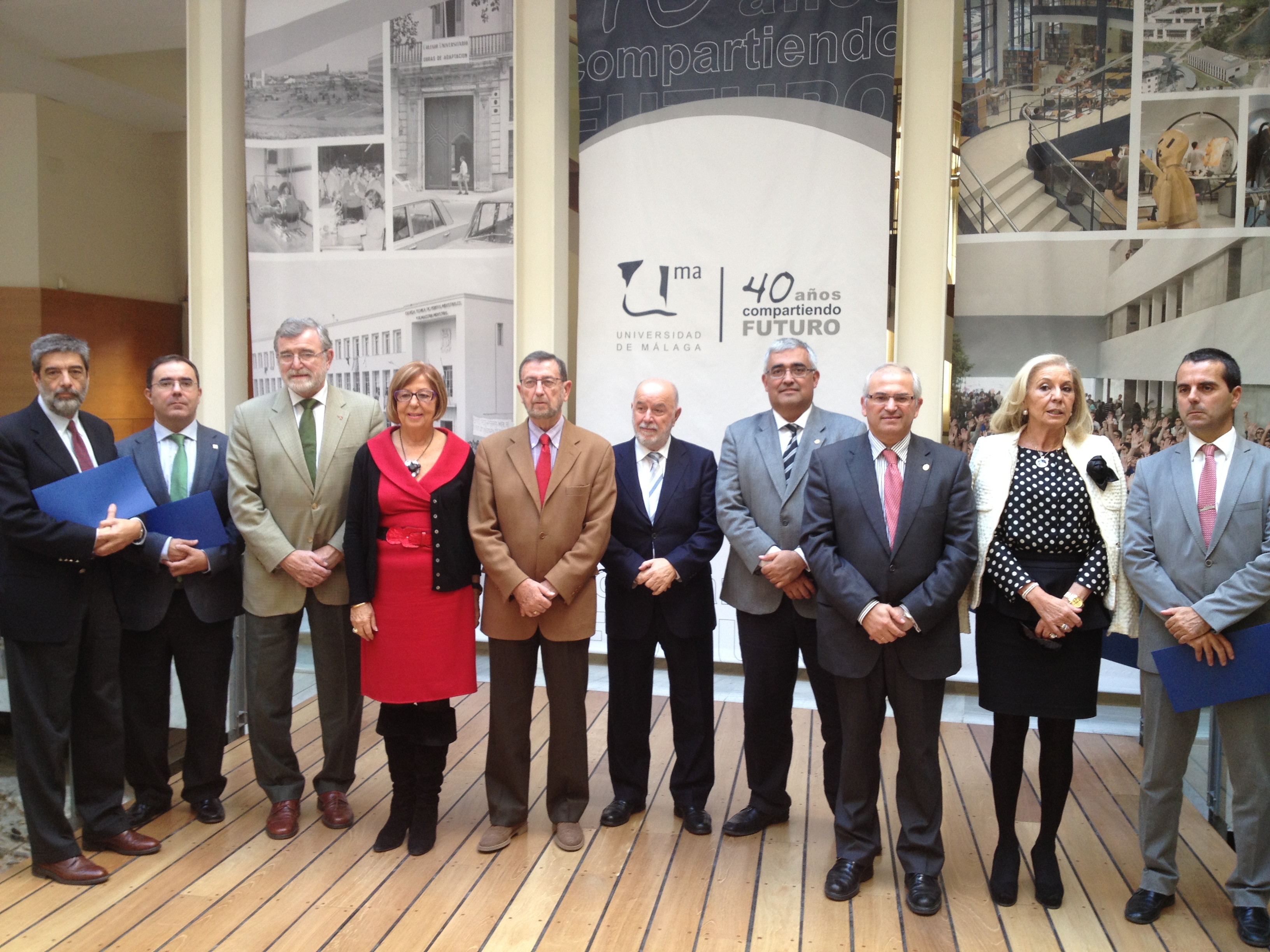 El presidente del Parlamento, Manuel Gracia, con los rectores de las universidades pblicas de Andaluca, reunidos en Mlaga, tras la firma de un protocolo de colaboracin