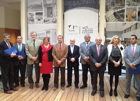 El presidente del Parlamento, Manuel Gracia, con los rectores de las universidades pblicas de Andaluca, reunidos en Mlaga, tras la firma de un protocolo de colaboracin