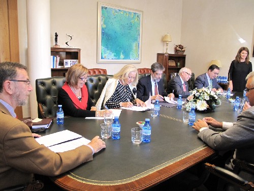 Manuel Gracia, presidente del Parlamento, y los rectores de las universidades pblicas de Andaluca, durante la firma del protocolo de colaboracin