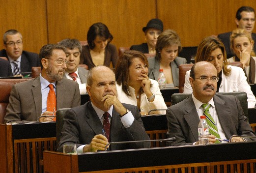 El presidente y el vicepresidente primero de la Junta atienden a la intervención de la oposición