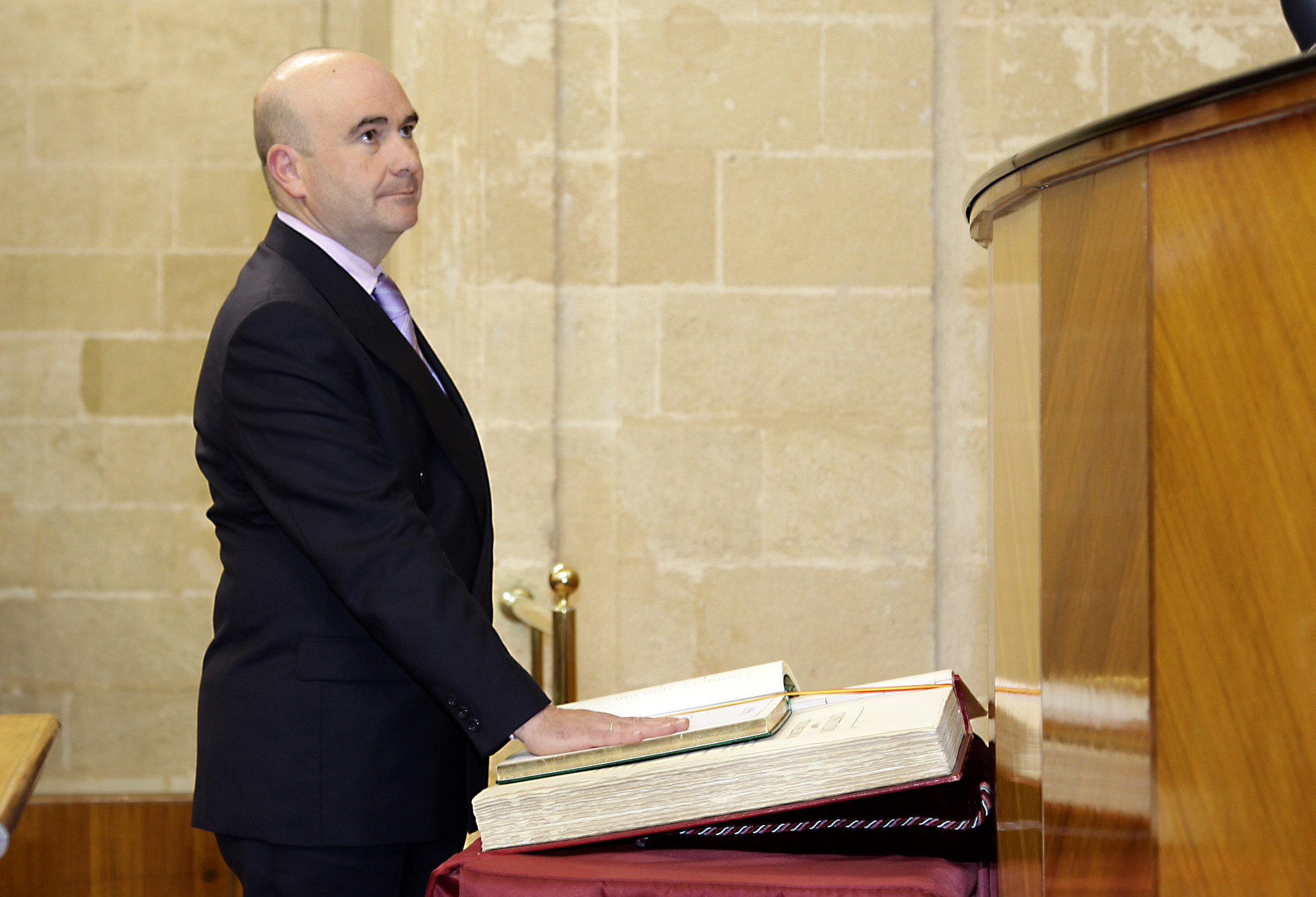 Manuel Carmona promete su cargo como diputado ante el Pleno
