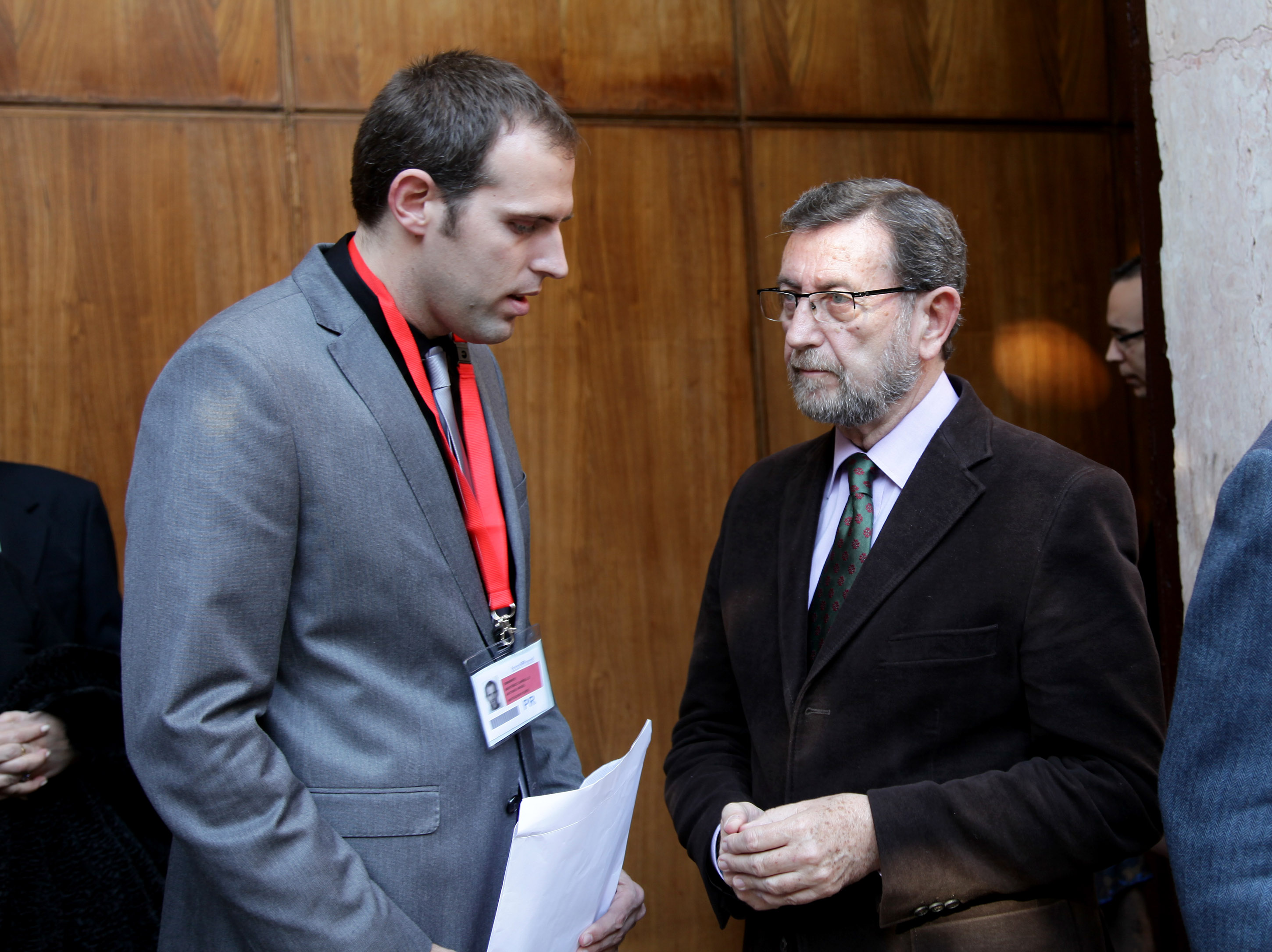 El presidente del Parlamento, Manuel Gracia, conversa con el hijo de Araceli Carrillo, que fue recordada al inicio del Pleno