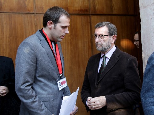 El presidente del Parlamento, Manuel Gracia, conversa con el hijo de Araceli Carrillo, que fue recordada al inicio del Pleno