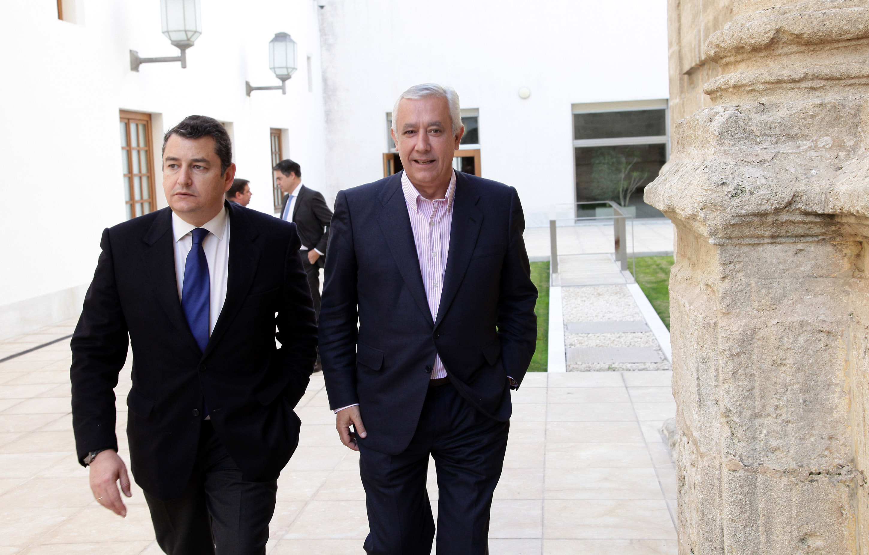 Antonio Sanz y Javier Arenas, del Grupo Popular, llegan al Saln de Plenos