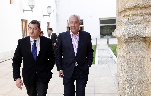 Antonio Sanz y Javier Arenas, del Grupo Popular, llegan al Saln de Plenos