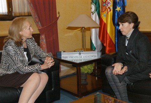 Fuensanta Coves y Sonsoles Castellano durante el encuentro que han mantenido en la sede del Parlamento