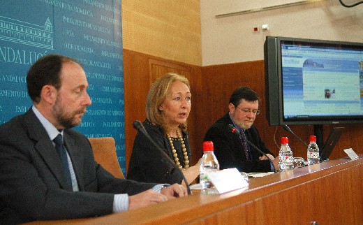Fuensanta Coves, acompañada por Antonio Ramos y Antonio Tagua, en la presentación de Parlamento en Acción