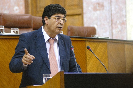 El portavoz del Grupo IU LV-CA, Diego Valderas, defendió la creación del Grupo de Trabajo sobre Régimen Local