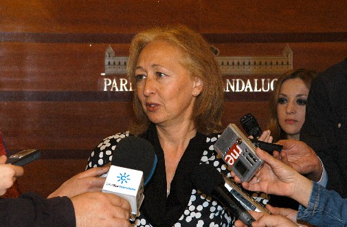 Fuensanta Coves atiende a los medios de comunicación