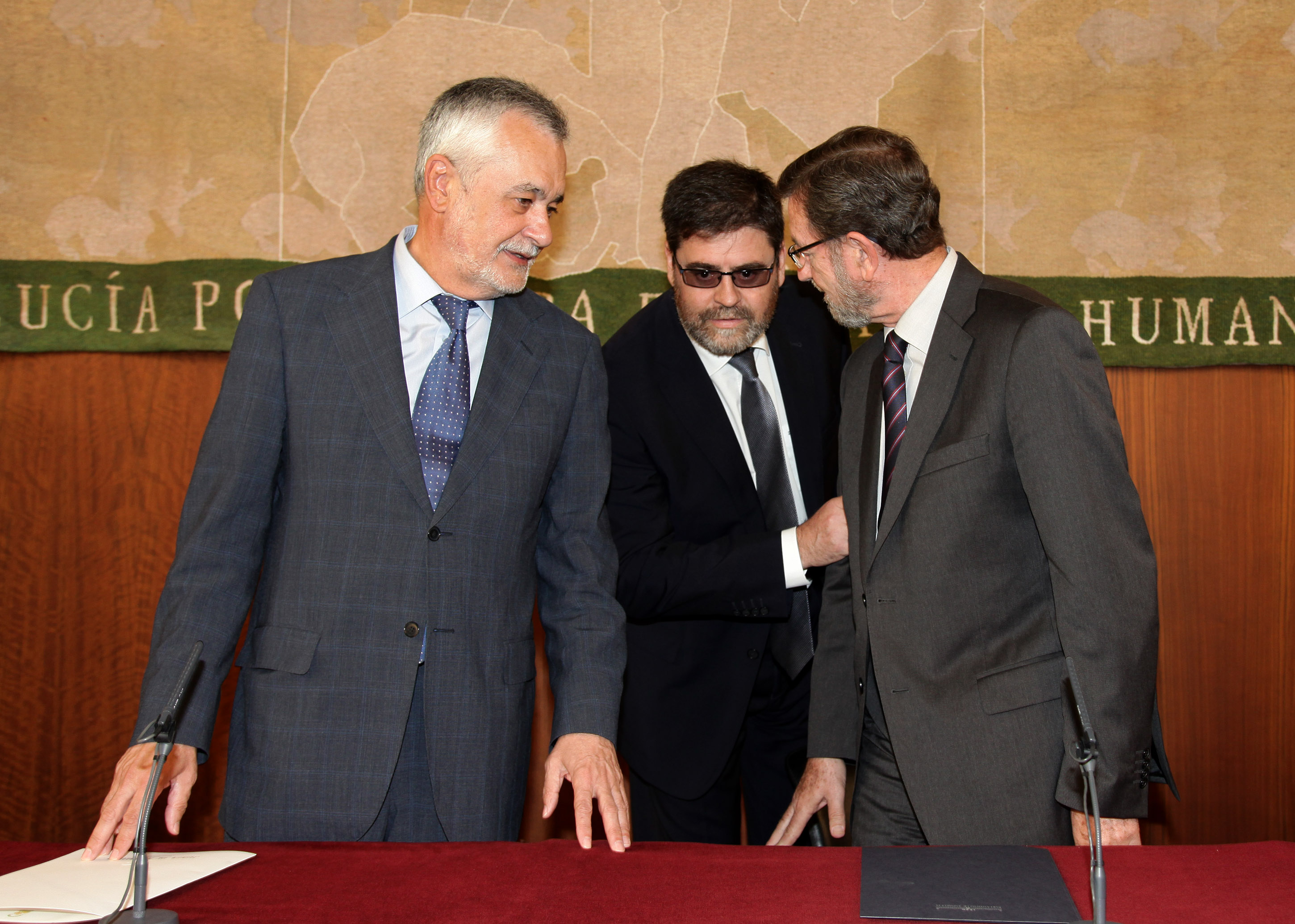 Jos� Antonio Gri��n, Antonio L�pez y Manuel Gracia conversan antes del comienzo del acto