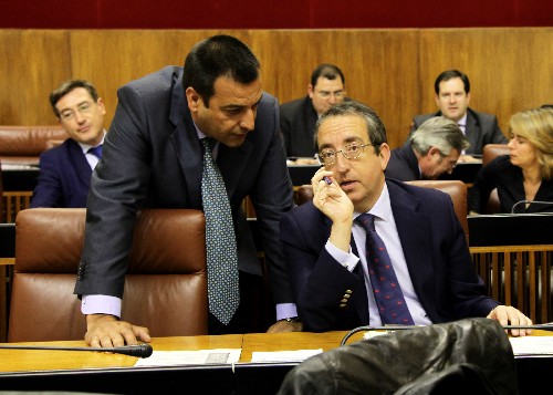 Rafael Ruiz y Rafael Salas, del Grupo Popular, al comienzo de la sesi�n