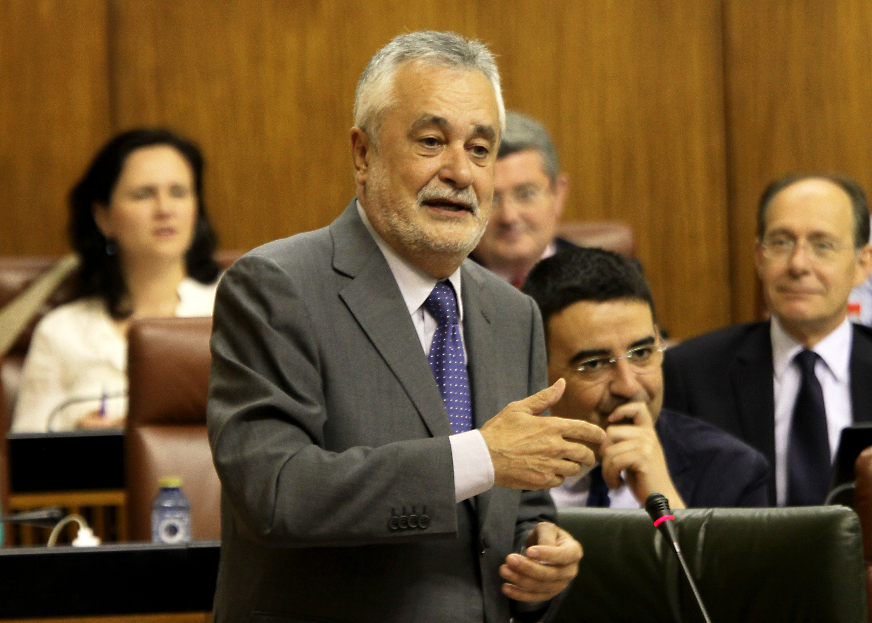 El presidente de la Junta de Andaluc�a, Jos� Antonio Gri��n, responde a una de las preguntas planteadas en la sesi�n de control
