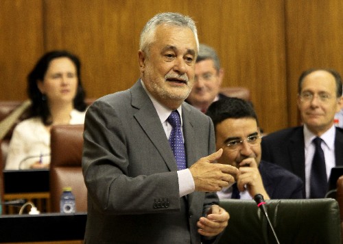 El presidente de la Junta de Andaluc�a, Jos� Antonio Gri��n, responde a una de las preguntas planteadas en la sesi�n de control