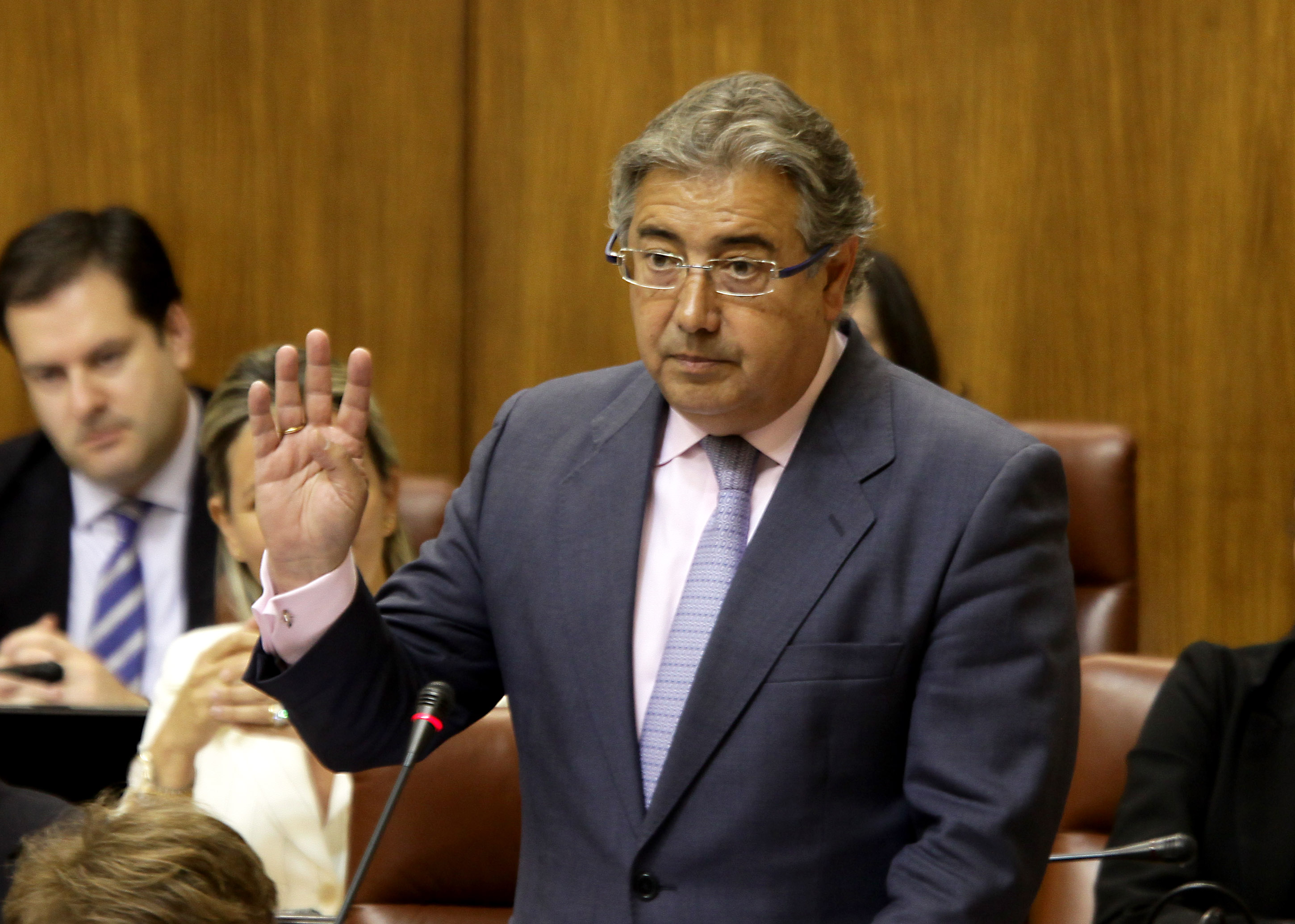 El presidente del Grupo parlamentario Popular, Juan Ignacio Zoido, dirige una pregunta al presidente de la Junta de Andaluc�a