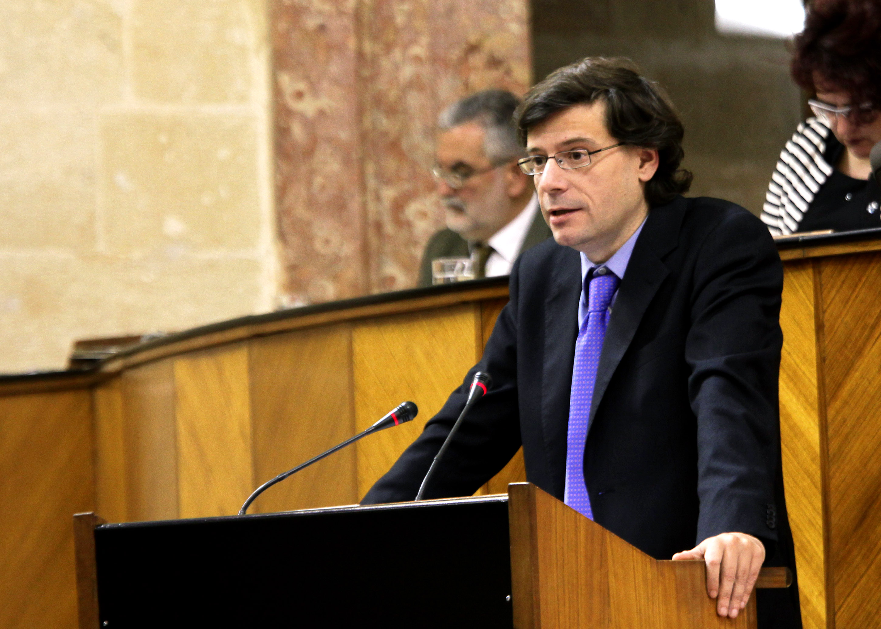 El diputado del Grupo Socialista Carmelo G�mez defiende una proposici�n ante el Pleno