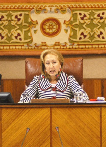 Fuensanta Coves lee una Declaración Institucional en un Pleno reciente