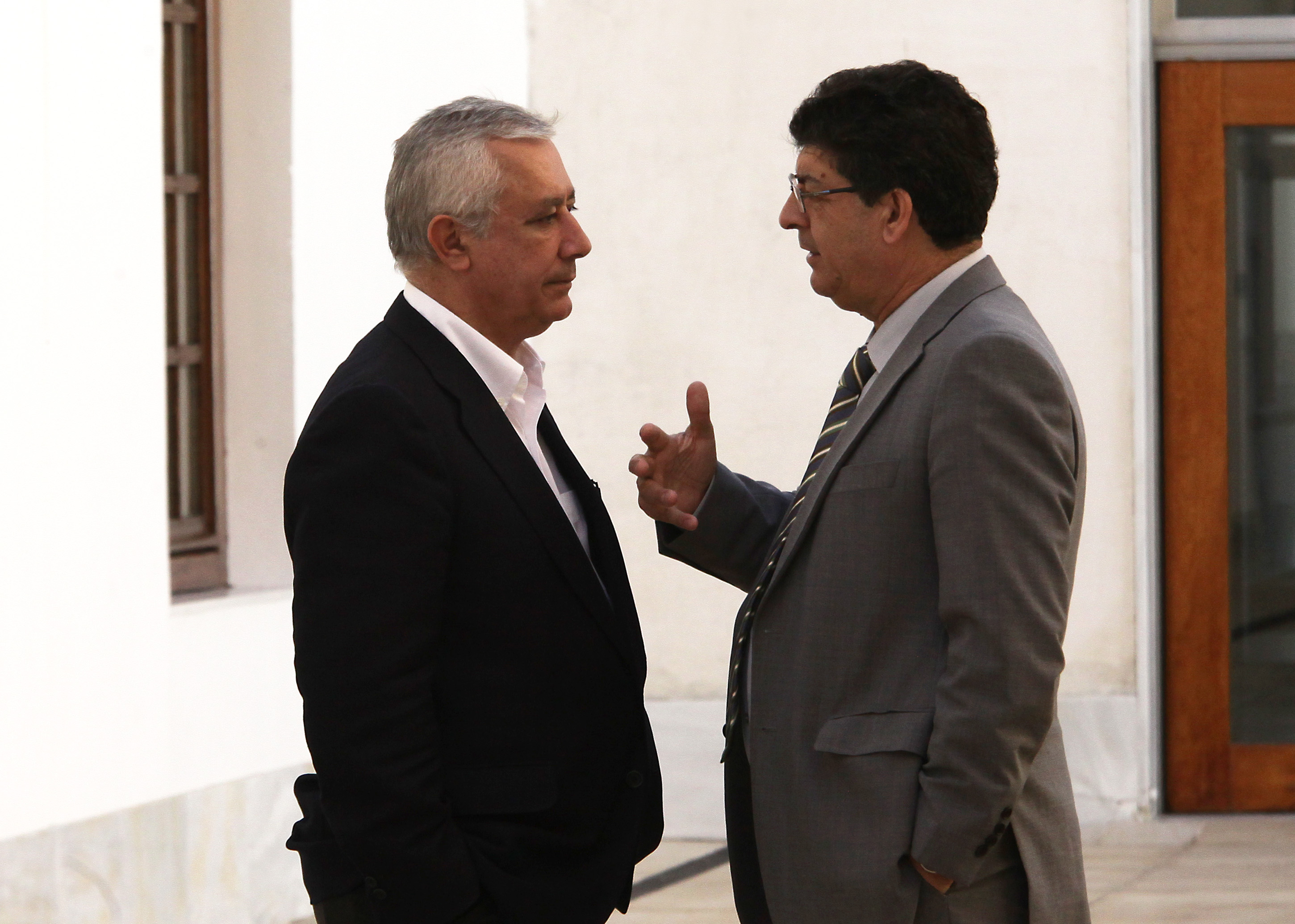 Javier Arenas y Diego Valderas conversan en los alrededores del Sal�n de Plenos