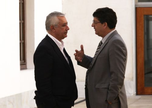 Javier Arenas y Diego Valderas conversan en los alrededores del Sal�n de Plenos