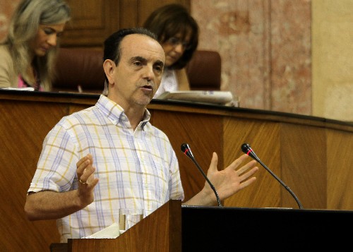 El consejero de Turismo y Comercio, Rafael Rodr�guez, responde a una interpelaci�n planteada por el Grupo parlamentario Popular