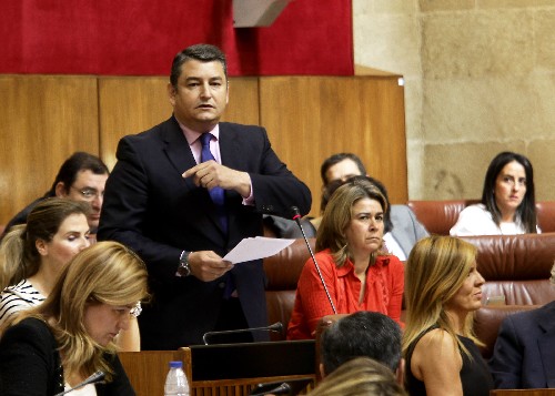 Antonio Sanz, del Grupo Popular, formula una pregunta durante la sesi�n de control al Gobierno