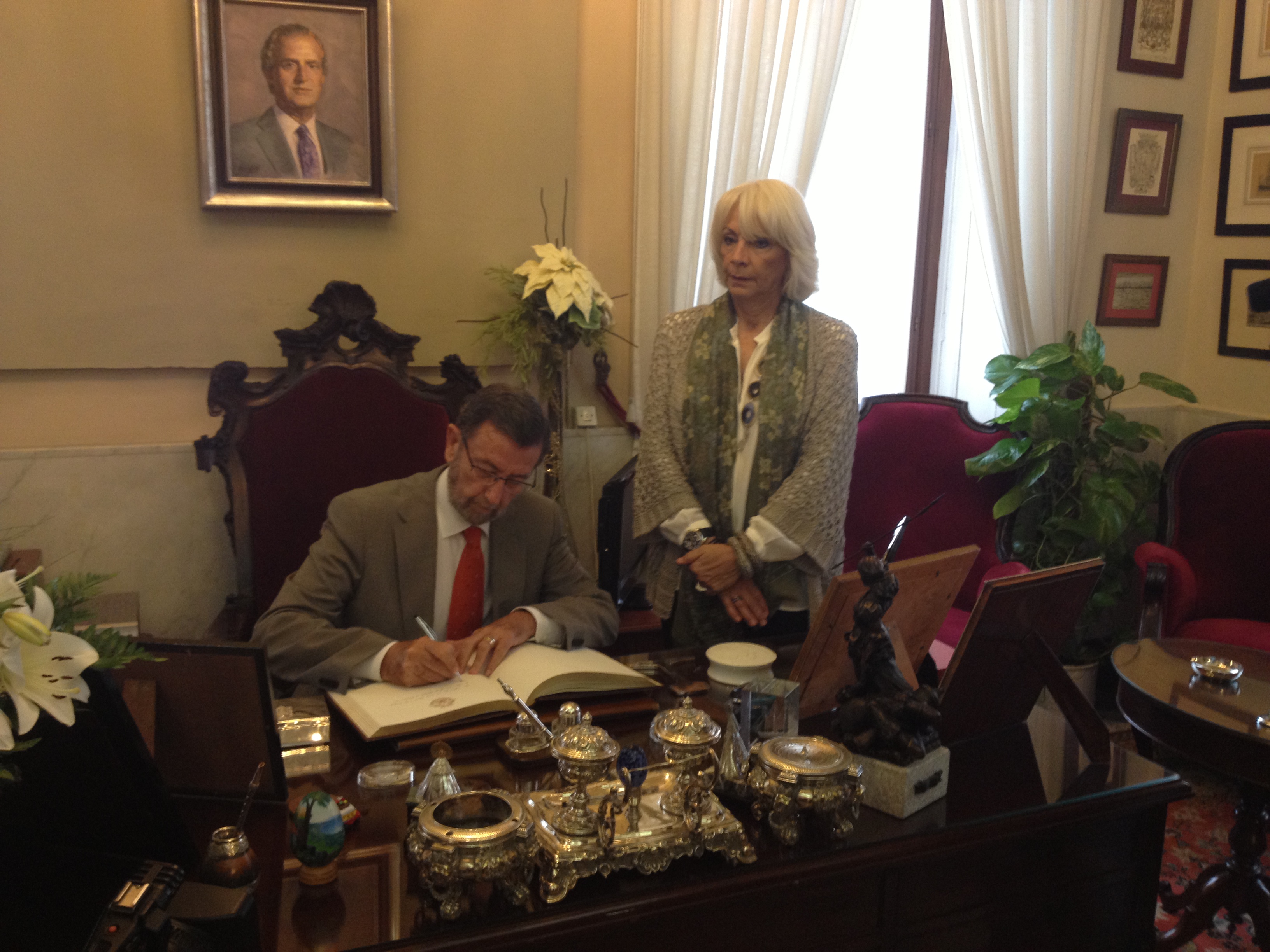 El presidente del Parlamento, Manuel Gracia, firma en el Libro de Honor del Ayuntamiento de C�diz en presencia de la alcaldesa de la ciudad, Te�fila Mart�nez