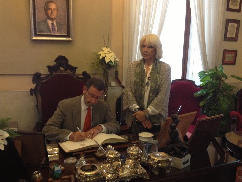 El presidente del Parlamento, Manuel Gracia, firma en el Libro de Honor del Ayuntamiento de C�diz en presencia de la alcaldesa de la ciudad, Te�fila Mart�nez